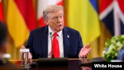 2025年8月18日，唐纳德·特朗普总统在白宫东厅与乌克兰总统弗拉基米尔·泽连斯基和欧洲领导人举行多边会晤。