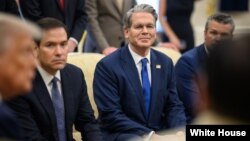 2025年7月22日，美国财政部长斯科特·贝森特在椭圆形办公室参加唐纳德·特朗普总统和菲律宾总统小费迪南德·马科斯的双边会谈。