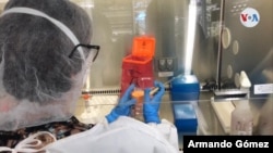 Personal de salud se prepara para realizar las primera pruebas de COVID-19 en Costa Rica, en febrero de 2020. [Foto: Armando Gómez/VOA.]