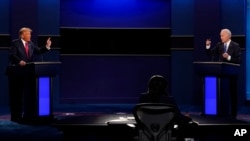 Donald Tramp i Džo Bajden u predizbornoj debati 22. oktobra 2020. (AP /Patrick Semansky)
