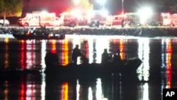 Нуркачи и чамци ангажирани во реката Потомак, во потрагата по преживеани од судирот меѓу авион и хеликоптер во близина на аеродромот „Роналд Реган“ во Вашингтон, 30 јануари, 2025