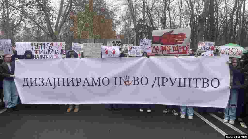 Jedna od poruka je bila i da studenti "dizajniraju novo društvo" (foto: Glas Amerike / Stefan Miljuš)