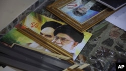 Slomljene slike iranskih duhovnih vođa ajatolaha Alija Khameneija i ajatolaha Ruholaha Homeinija u iranskoj ambasadi nakon što su opozicione snage preuzele kontrolu nad gradom u Damasku, Sirija, 8. decembra 2024. (Foto: AP/Ghaith Alsayed)