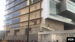 Personas a las afueras de una de las sedes de la agencia de inteligencia del gobierno venezolano, Sebin, en Caracas, después de la muerte del concejal Fernando Albán. Foto: Adriana Nuñez Rabascal.