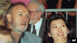 ARCHIVO - El actor Gene Hackman con su esposa Betsy Arakawa en junio de 1993.