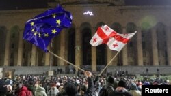 ARCHIVO: Simpatizantes de la oposición en Georgia se manifiestan contra la decisión del gobierno de suspender las conversaciones sobre la adhesión a la Unión Europea, frente al edificio del parlamento en Tbilisi, Georgia, el 7 de diciembre de 2024. REUTERS/Irakli Gedenidze