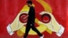 一名男子从上海街头中共党徽前走过。（2019年9月25日）