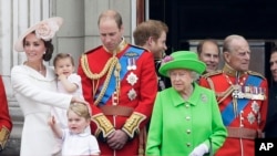 La famille royale d'Angleterre sur le balcon du Buckingham Palace, lors d'un défilé à Londres, le 11 juin 2016.