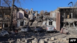 ภาพที่บันทึกได้เมื่อ 25 พ.ย. 2567 แสดงให้เห็นรถหลายคันที่ได้รับความเสียหายในเมืองโอเดสซา ประเทศยูเครน หลังถูกโจมตีด้วยขีปนาวุธ