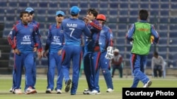 بازیکنان تیم ملی کرکت افغانستان که پس از خارج کردن بازیکن آیرلند دور هم جمع شده اند.