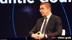 Патувањата и состаноците во Вашингтон и Минхен се исклучително позитивни и корисни, истакна македонскиот премиер Христијан Мицкоски после враќањето од САД. Фото: Разговор во Atlantic Council’s Europe Center