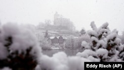 Enjoy the conclusion of this three-part story, "Mystery at The Ice Castle Inn." You will also learn more cold weather expressions!