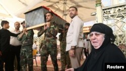 Des membres de la famille d'une victime de l'attentat porte le cercueil de leur mort à Najaf, dans le sud de Bagdad, Irak, le 3 juillet 2016.