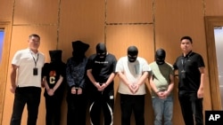 ရှင်ဟွာသတင်းမှာဖော်ပြခဲ့တဲ့ မြန်မာအခြေစိုက် ကျားဖြန့်ငွေလိမ်းဂိုဏ်းအတွက် အလုပ်လုပ်သူတွေလို့သံသယရှိသူ တရုတ်နိုင်ငံသားတွေကို တရုတ်နိုင်ငံဆီ ပြန်လွှဲပြောင်းပေးခဲ့တဲ့ ဓာတ်ပုံ မှတ်တမ်း။ (သြဂုတ် ၂၆၊ ၂၀၂၃) 