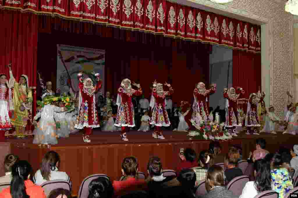 Badiiy havaskorlar va xalq hunarmandlarining "Andalib" ko'rik tanlovi.