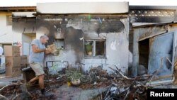 یکی از ساکنان منطقه جنوبی اسرائیل که خانه‌اش در حمله ۱۵ مهر حماس منهدم شد.