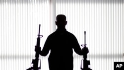 រូបភាព​ឯកសារ៖ ភ្នាក់ងារអាមេរិក​ការពារ​គ្រឿង​ស្រវឹង​ ថ្នាំជក់ និង​កាំភ្លើង កាន់​កាំភ្លើង​នៅ​ក្នុង​ការិយាល័យ​ក្នុង​រដ្ឋ​កាលីហ្វ័រញ៉ាកាលពី​ថ្ងៃទី​២៩ សីហា ឆ្នាំ២០១៧។