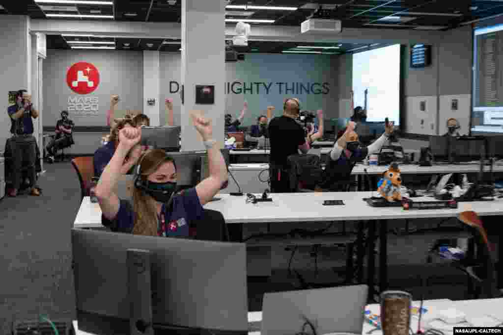 Miembros del laboratorio de Propulsión a Chorro de la NASA en el sur de California, mostraron su alegría cuando el róver completó con éxito una compleja serie de pasos para aterrizar de manera segura en la superficie marciana. [Foto NASA/JPL-Caltech]