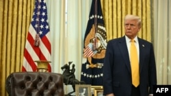 Presidenti Trump duke folur nga Zyra Ovale (21 shkurt 2025)