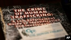 ច្បាប់​ណែនាំ​ពី​ការ​ជួញ​ដូរសិទ្ធិមនុស្ស​នៅ​លើតុ​ក្នុង​មជ្ឈមណ្ឌល​សម្រាប់ជនរងគ្រោះ​។