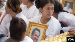 រូប​ឯកសារ៖ អ្នកស្រី ប៊ូ រចនា ភរិយា​សព​លោក​ កែម ឡី​ ​កាន់​ឱប​រូបថត​ស្វាមី​អ្នកស្រី​ ខណៈ​ពេល​អម​ដំណើរ​ដោយ​ប្រជា​ពលរដ្ឋ​រាប់​ម៉ឺន​នាក់​ចូល​រួម​ជូន​ដំណើរ​លោក​ កែម ឡី​ នៅ​ថ្ងៃ​អាទិត្យ​ ទី​២៤ ខែកក្កដា​ ឆ្នាំ២០១៦​នេះ។​ 