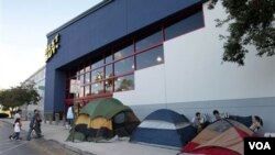 Compradores acampan en las afueras de la tienda de electrónicos Best Buy, en Florida.