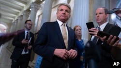 Голова Комітету Палати представників із закордонних справ Майк МакКол, розмовляє з журналістами пісял зустрічі із президентом України Володимиром Зеленським.