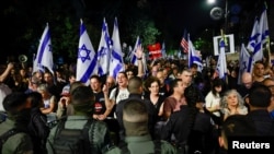 Manifestantes se reúnen contra el primer ministro israelí, Benjamin Netanyahu, cerca de su residencia, mientras continúa el conflicto entre Israel y Hamas, en Jerusalén, el 4 de noviembre de 2023.