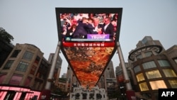 ទិដ្ឋភាពនៃ​កម្មវិធី​ផ្សាយព័ត៌មាន​ចិន​ស្តី​អំពី​ការ​ប៉ុនប៉ង​ធ្វើ​ឃាត​លើ​លោក Donald Trump នៅទីក្រុង​ប៉េកាំង ប្រទេសចិន កាលពីថ្ងៃទី១៤ ខែកក្កដា ឆ្នាំ២០២៤។ 