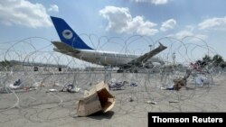 Un avión comercial visto en el aeropuerto internacional Hamid Karzai, de Kabul, un día después de la salida de las tropas estadounidenses del país. [Foto de archivo]