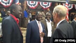 មេដឹកនាំបក្សប្រឆាំង​នៅ​កេនយ៉ា​លោក Raila Odinga និយាយ​ទៅ​កាន់​អគ្គរដ្ឋទូត​អាមេរិក​លោក Robert Godec អំឡុងពេល​រង់ចាំ​មើល​លទ្ធផល​ការ​បោះឆ្នោត​ប្រធានាធិបតី​អាមេរិក​នៅ​ឯ​គេហដ្ឋាន​របស់​លោក​អគ្គរដ្ឋទូត​នៅ​ក្រុង​ណៃរ៉ូប៊ី កាល​ពី​ថ្ងៃ​ទី០៩ ខែ​វិច្ឆិកា ឆ្នាំ​២០១៦។