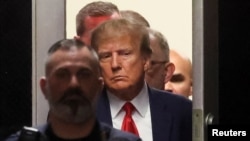 Bivši predsednik Donald Tramp stiže u sudnicu Krivičnog suda na Menhetnu, pošto ga je optužila Velika porota Menhetna u istrazi o novcu isplaćenom za ćutanje Stormi Denijels, u Njujorku, 4. aprila 2023.