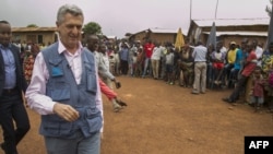 Balozi wa UN anayeshughulika na wakimbizi Filippo Grandi akitembelea kambi ya wakimbizi ya Gihembe, Byumba, Kusini mwa Rwanda ambapo wakimbizi 12,000 kutoka Congo wanaishi hapo tangu 1997.