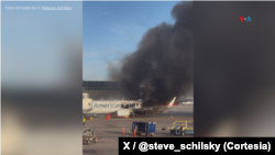 Un avión de la compañía American Airlines se incendió en el aeropuerto de Denver, Colorado, el 13 de marzo de 2025. Foto de X: @steve_schilsky