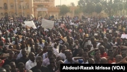 Manifestation à Niamey, Niger, contre la corruption au gouvernement, 21 décembre 2016 (VOA / Abdoul-Razak Idrissa)