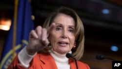 La líder de la minoría de la Cámara de Representantes de EE.UU., Nancy Pelosi, habla con reporteros durante una conferencia de prensa en el Capitolio en Washington, D.C, el 15 de noviembre del 2018