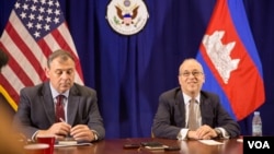 Daniel R. Russel, Assistant Secretary of State for East Asian and Pacific Affairs, addresses reporters in Phnom Penh, Thursday, October 27, 2016 in Phnom Penh. (Leng Len/ VOA Khmer)