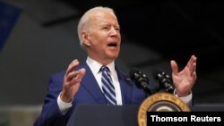 El presidente estadounidense Joe Biden y la primera dama Jill Biden se reúnen con el gobernador de Virginia, Ralph Northam, el viernes 28 de mayo de 2021.