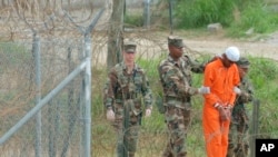 Tù nhân tại căn cứ Hải quân Mỹ ở Vịnh Guantanamo, Cuba.