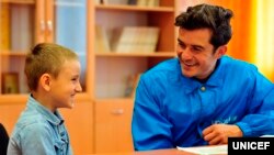 Орландо Блум у 13-й школі Слов'янська, 27 квітня 2016 року