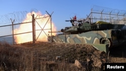 Južnokorejski marinski tenk K1E1 tokom vojnih vežbi na ostrvu Jeonpjeong.