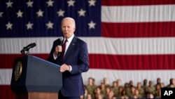 El presidente Joe Biden se dirige a las tropas con motivo del 22 aniversario de los atentados del 11-S en la base Elmendorf-Richardson, a las afueras de Anchorage, en Alaska, EEUU, el 11 de septiembre de 2023.