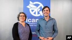 Saša Hah,desno, i Ksent Hol iz Međunarodne Kampanje za ukidanje nuklearnog naoružanja poziraju u svojoj kancelariji