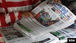 ហាង​លក់​កាសែត​មួយ​នៅ​តាម​ផ្លូវ​មួយ​ក្នុង​ខេត្ត​សៀមរាប​តាំង​កាសែត​ភ្នំពេញ​ប៉ុស្តិ៍​ទាំង​ជា​ភាសា​ខ្មែរ​និង​អង់គ្លេស កាលពី​ថ្ងៃ​ទី១០ ខែ​ឧសភា ឆ្នាំ២០១៨។ ម្ចាស់​ហាង​អ្នក​ស្រី យូ ម៉ារី ទិញ​កាសែត​ភ្នំពេញ​ប៉ុស្តិ៍​ជា​ភាសាខ្មែរ​ចំនួន​១០ និង​អង់គ្លេស​ចំនួន៥ មក​លក់​