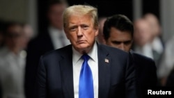 Rais wa zamani wa Marekani Donal Trump akitoka nje ya mahakama baada ya kupatikana na hatia ya uhalifu kwa mashtaka ya jinai 34.