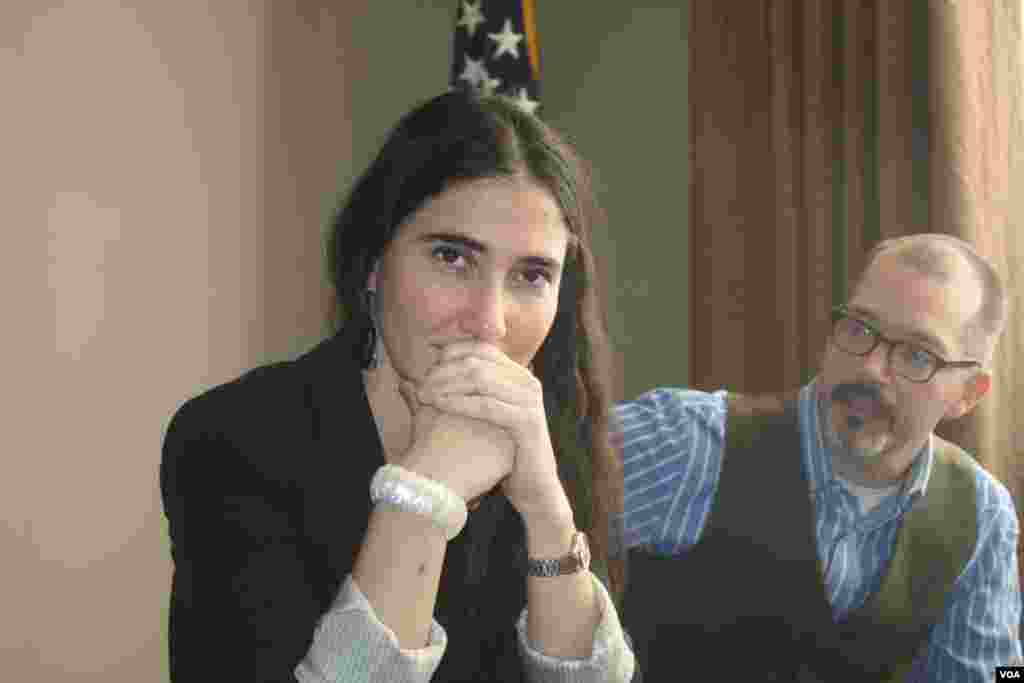 La creadora del blog "Generaci&oacute;n Y" en Cuba, Yoani S&aacute;nchez se&ntilde;al&oacute; a la VOA que en cuesti&oacute;n de tecnolog&iacute;a a Cuba se le llevan a&ntilde;os luz. Yoani vino acompa&ntilde;ada por el profesor Ted A. Henken, de Baruch College de la ciudad de Nueva York.