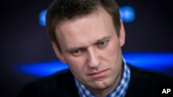 ARHIVA - Ruski opozicionar Aleksej Navalni sluša pitanja tokom radijskog intervjua, 8. aprila 2013. (Foto: AP/Alexander Zemlianichenko)