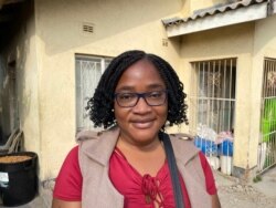 Samantha Shingirai Murozoki runs a relief kitchen for people affected by the COVID 19 pandemic lockdown in Seke district in Zimbabwe, Aug. 21, 2020. (Columbus Mavhunga/VOA)