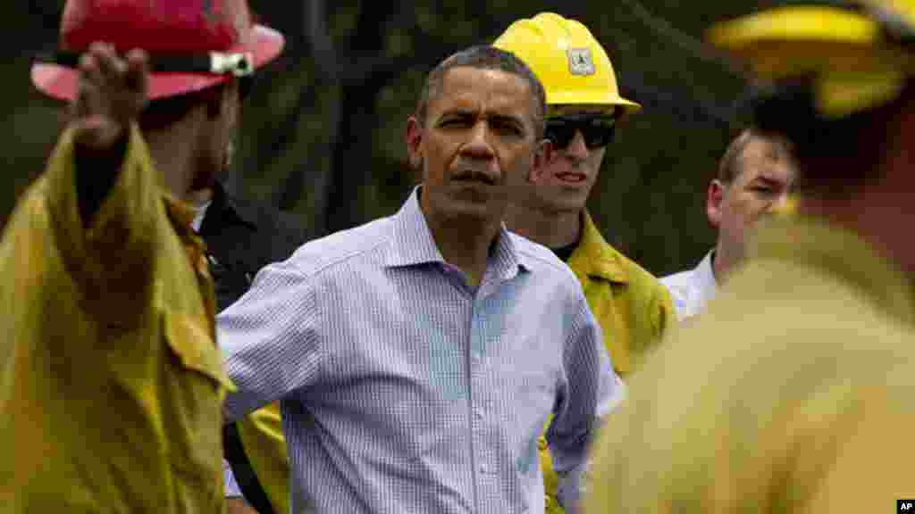 Rais Barack Obama akizungumza na wazima moto alipotembelea eneo la Mountain Shadow, Colorado Springs baada ya kuingiliwa na moto, June 29, 2012.