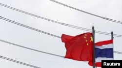 資料照片：泰國曼谷東部羅勇府泰中羅勇工業區入口處的泰國和中國旗幟。 (2016年4月7日)